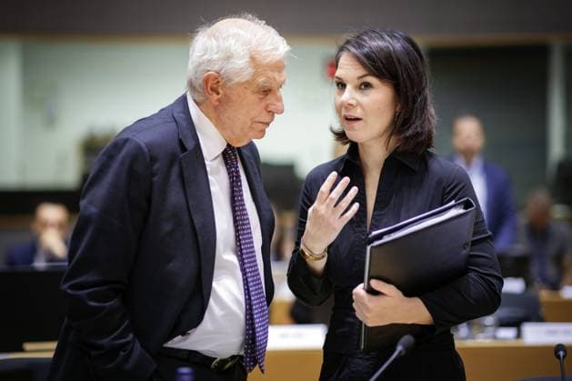 News Bilder des Tages (R-L) Annalena Baerbock, Bundesaussenministerin, aufgenommen im Gespraech mit Josep Borrell, Hoher Vertreter der EU fuer Aussen- und Sicherheitspolitik, vor einer Arbeitssitzung der EU-Aussenministerinnen und Aussenminister. Bruessel, 20.07.2023. Bruessel Belgium *** R L Annalena Baerbock, German Foreign Minister, in conversation with Josep Borrell, EU High Representative for Foreign Affairs and Security Policy, before a working session of EU Foreign Ministers Brussels, 20 07 2023 Brussels Belgium Copyright: xJaninexSchmitz photothek.dex