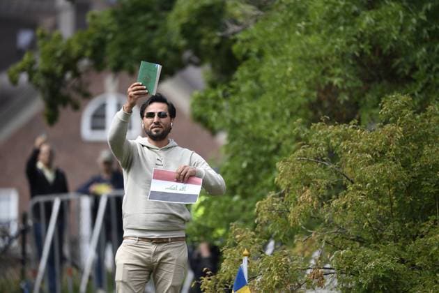 News Bilder des Tages STOCKHOLM 20230720 Manifestation utanför Iraks ambassad i Stockholm under torsdagen. Stockholm Sverige x12046x *** STOCKHOLM 20230720 Demonstration outside the Iraqi Embassy in Stockholm on Thursday Stockholm Sweden x12046x  Copyright: xOscarxOlssonx MANIFESTATION IRAKS AMBASSAD TTABB0000000000201786