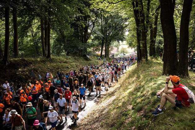 Bilder des Jahres 2023, News 07 Juli News Bilder des Tages GROESBEEK - Participants walk on the Zevenheuvelenweg during the third day of the Nijmegen Four Days Marches. ANP ROB ENGELAAR netherlands out - belgium out  Copyright: xx x473946245x originalFilename: 473946245.jpg
