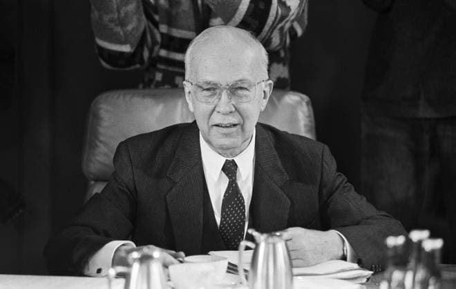 Deutschland, Bonn, 03.02.1993 Archiv.: 38-77-27 Ministerpraesidenten der Laender im Bundeskanzleramt Foto: Helmut Schlesinger, Praesidet der Deutschen Bundesbank Ministerpraesidenten der Laender im Bundeskanzleramt *** Germany, Bonn, 03 02 1993 Archive 38 77 27 Ministerpraesidenten der Laender im Bundeskanzleramt Photo Helmut Schlesinger, President of the Deutsche Bundesbank Ministerpraesidenten der Laender im Bundeskanzleramt