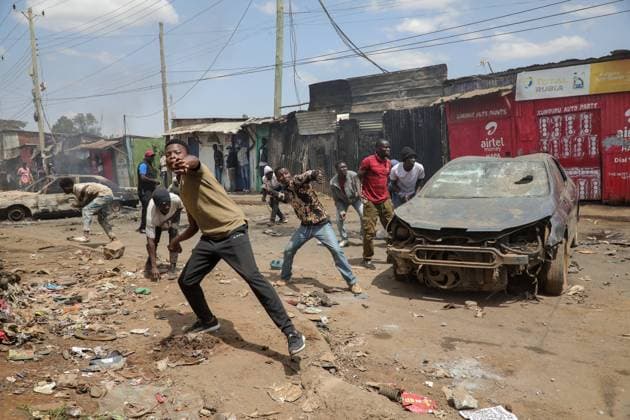 Bilder des Jahres 2023, News 07 Juli News Bilder des Tages July 20, 2023, Nairobi, Kenya: Protesters throw stones at police during the day two of a protest called Azimio party leader Raila Odinga over the high cost of living in Kibera Slums. Nairobi Kenya - ZUMAs197 20230720_zaa_s197_095 Copyright: xJohnxOchiengx