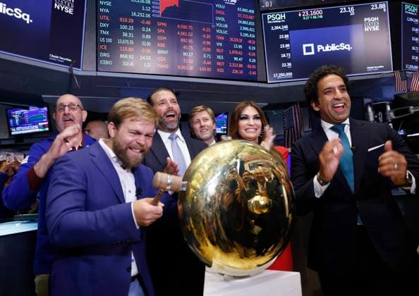 News Bilder des Tages PublicSq. Founder and CEO Michael Seifert, Colombier Acquisition Corp. Chairman and CEO Omeed Malik, Donald Trump Jr. and Kimberly Guilfoyle ring the ceremonial bell when trading begins for PublicSq. on the floor of the New York Stock Exchange on Wall Street in New York City on Thursday, July 20, 2023. PublicSq began trading on the New York Stock Exchange today under ticker symbol PSQH.  NYP20230720113 JohnxAngelillo