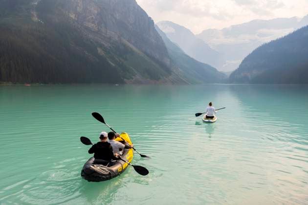 Lake Louise, Canada July 12, 2023 - People canoeing on the turquoise waters of Lake Louise. Banff National Park has seen a 30% increase in popularity over the past decade, with eight million vehicles visiting the park each year, posing a real problem for the environment. LAKE LOUISE, PARC NATIONAL DE BANFF, ILLUSTRATION, NATURE, LAC LOUISE, PROVINCE DE L ALBERTA, SITE TOURISTIQUE, PAYSAGE DE MONTAGNE, VACANCES, ECONOMIE, TOURISTES, VISITER, AMERIQUE DU NORD, ROCHEUSES CANADIENNES, SITE NATUREL, DESTINATION DE VOYAGE, LOISIRS, AFFLUENCE, ENVIRONNEMENT, ETE, ESTIVAL, SAISON ESTIVALE, CANICULE, CANOE, BATEAU Copyright: xVincentxIsorex