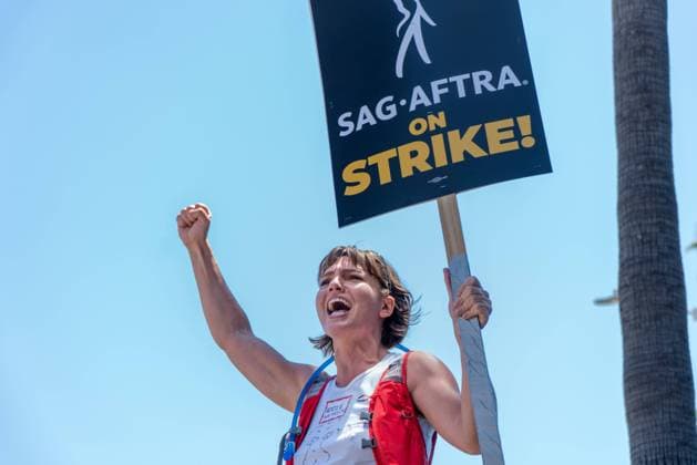 July 20, 2023, West Hollywood, California, USA: Addie Weyrich raises the energy during the SAG-AFTRA and WGA strike outside of Netflix in West Hollywood. West Hollywood USA - ZUMAg219 20230720_znp_g219_024 Copyright: xJakexLeexGreenx