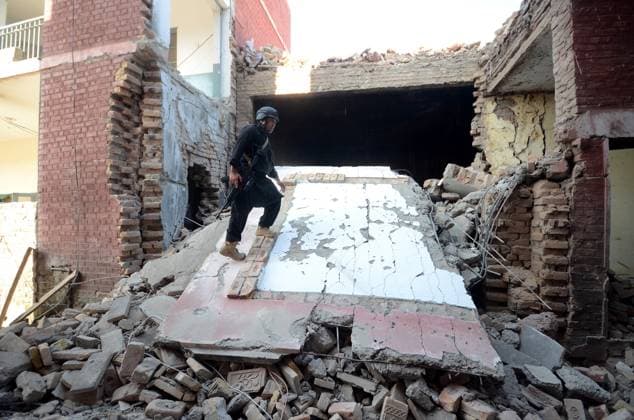 News Bilder des Tages July 20, 2023, Bara, Khyber, Pakistan: An officer stands near a police compound that was damaged after a suicide bombing attack in the Bara Khyber Pakhtunkhwa, Pakistan, Thursday. Suicide bombers attacked a sprawling compound housing a police station and government offices in northwest Pakistan on Thursday, killing at least Four police officers and wounding over a dozen other people, police and rescue officials said. Bara Pakistan - ZUMA 20230720_int_a217_029 Copyright: xHussainxAlix