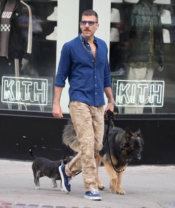 Entertainment Themen der Woche KW29 Entertainment Bilder des Tages Zachary Quinto Out With His Dogs - NYC Actor Zachary Quinto is strolling with his dogs in Noho, New York City, NY, USA on July 20, 2023. Photo by Dylan Travis ABACAPRESS.COM New York City NY United States  Copyright: xDylanxTravis ABACAx 861439_004 DylanxTravis ABACAx 861439_004 
