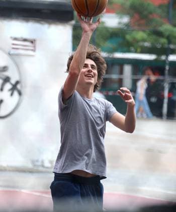 Adam Sandler and Timothee Chalamet Playing Basketball - NYC Actors Adam Sandler and Timothee Chalamet are playing basketball together with some friends in Soho, New York City, NY USA on July 20, 2023. Photo by Dylan Travis ABACAPRESS.COM New York City NY United States  Copyright: xDylanxTravis ABACAx 861442_007 DylanxTravis ABACAx 861442_007 