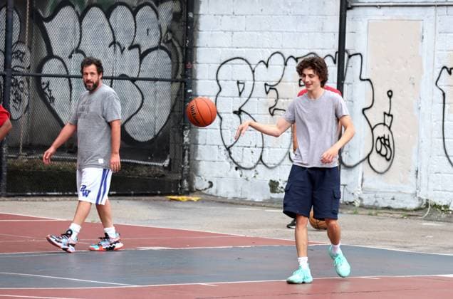 Bilder des Jahres 2023, Entertainment 07 Juli Entertainment Themen der Woche KW29 Entertainment Bilder des Tages Adam Sandler and Timothee Chalamet Playing Basketball - NYC Actors Adam Sandler and Timothee Chalamet are playing basketball together with some friends in Soho, New York City, NY USA on July 20, 2023. Photo by Dylan Travis ABACAPRESS.COM New York City NY United States  Copyright: xDylanxTravis ABACAx 861442_031 DylanxTravis ABACAx 861442_031 