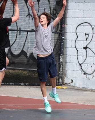 Adam Sandler and Timothee Chalamet Playing Basketball - NYC Actors Adam Sandler and Timothee Chalamet are playing basketball together with some friends in Soho, New York City, NY USA on July 20, 2023. Photo by Dylan Travis ABACAPRESS.COM New York City NY United States  Copyright: xDylanxTravis ABACAx 861442_047 DylanxTravis ABACAx 861442_047 