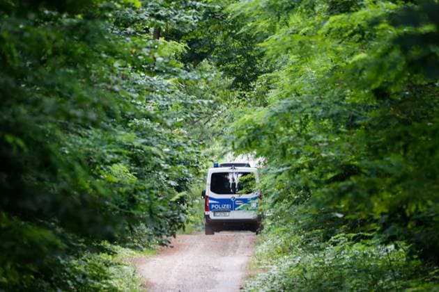 News Bilder des Tages Freitag wurde ab 7.00 Uhr weiter nach der Löwin (Löwe) gesucht. Allerdings war das Polizeiaufgebot kaum zu sehen (Stahnsdorfer Weg, Königsweg, An der Stammbahn) In der Nacht zum Donnerstag wurde in Kleinmachnow eine freilaufende Löwin gesichtet. Die Polizei sucht nach dem Tier, bisher ist es aber noch nicht gefunden. Es wurde bereits in Berlin Zehlendorf, Kleinmachnow, An der Stammbahn,Teltow, Stahnsdorf und Potsdam mit einem Grossaufgebot gesucht. Kleinmachnow 21.07.2023 Löwin in Berlin Brandenburg entlaufen *** Friday was from 7 00 clock further searched for the lioness Lion However, the police contingent was hardly visible Stahnsdorfer Weg, Königsweg, An der Stammbahn In the night to Thursday, a free-running lioness was spotted in K