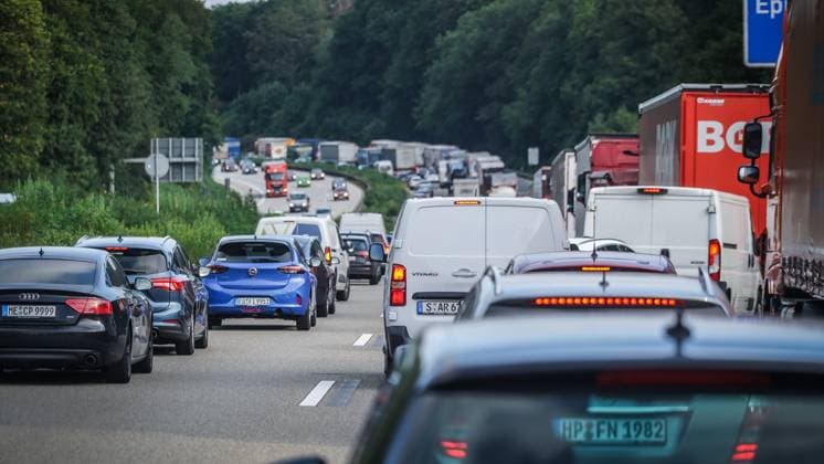 21.07.2023; Symbolbild für Stau, Autobahn, Unfall, Rettung, Polizei, Auto, Rettungsgasse, Einsatz Verkehrsbehinderung, Straßensperrung, Umleitung, Verkehrsunfall, Rettungsdienst, Feuerwehreinsatz, Notarzteinsatz, Abschleppdienst, Verkehrsstörung, Verkehrslage A , *** 21 07 2023 Symbol image for traffic jam, highway, accident, rescue, police, car, emergency lane, use traffic obstruction, road closure, detour, traffic accident, rescue service, fire department, emergency medical service, towing service, traffic disruption, traffic situation A ,