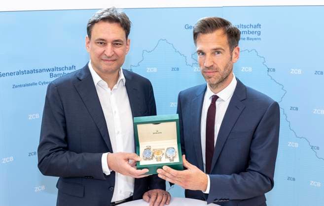 News Bilder des Tages Georg Eisenreich (CSU) , Oberstaatsanwalt Zentralstelle Cybercrime Bayern Dr. Nino Goldbeck Justizminister Georg Eisenreich (CSU) informiert über Ermittlungserfolge der Zentralstelle Cybercrime Bayern. PK zu Cyber-Betrügern. Gezeigt wird Tatbeute - u.a. Rolex-Uhren und die Schaltzentrale der Betrüger falsche Broker - ein Tower in Tiflis. Schaden: 20 Mio. Euro in München Datum: 21.07.2023 *** Georg Eisenreich CSU , Chief Public Prosecutor Central Office Cybercrime Bavaria Dr Nino Goldbeck Minister of Justice Georg Eisenreich CSU informs about investigative successes of the Central Office Cybercrime Bavaria PK to cyber fraudsters Shown is loot including Rolex watches and the control center of the fraudsters false brokers a tower in Tbi