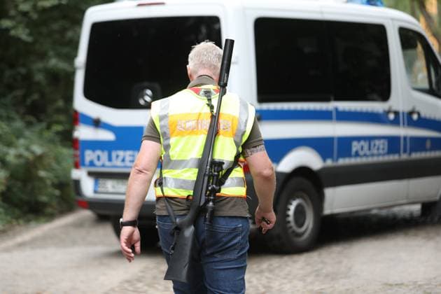 News Bilder des Tages Kleinmachnow bei Berlin, Brandenburg, Deutschland, 21.07.2023: Polizei sucht nach einem verdächtigen Tier, mutmaßlich einer freilaufenden Löwin in einem Waldgebiet zwischen Kleinmachnow und Zehlendorf; Der Gemeindejäger ist vor Ort *** Kleinmachnow near Berlin, Brandenburg, Germany, 21 07 2023 Police are searching for a suspicious animal, suspected to be a free-roaming lioness in a wooded area between Kleinmachnow and Zehlendorf The community hunter is on the scene Copyright: xdtsxNachrichtenagenturx dts_20728