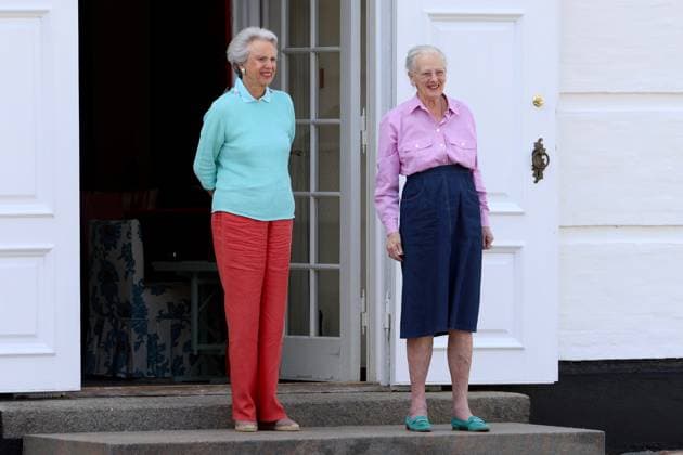 Entertainment Themen der Woche KW29 Entertainment Bilder des Tages 21-07-2023 Denmark Queen Margrethe and her sister princess Benedikte watching changing of the guard at Graasten Castle. Â  Copyright: xPPEx