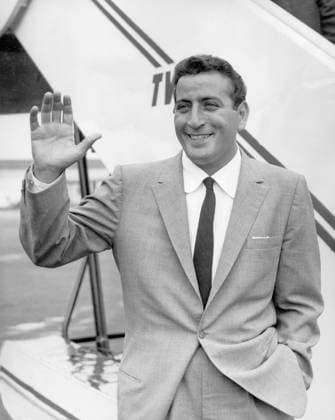 American singer Tony Bennett. Arrives a American singer Tony Bennett. Arrives at London s Heathrow Airport 13th July 1955, Credit:UPPA Photoshot Avalon Great Britain, Checked  Copyright: xUPPA Photoshotx xAvalonx 0503962717