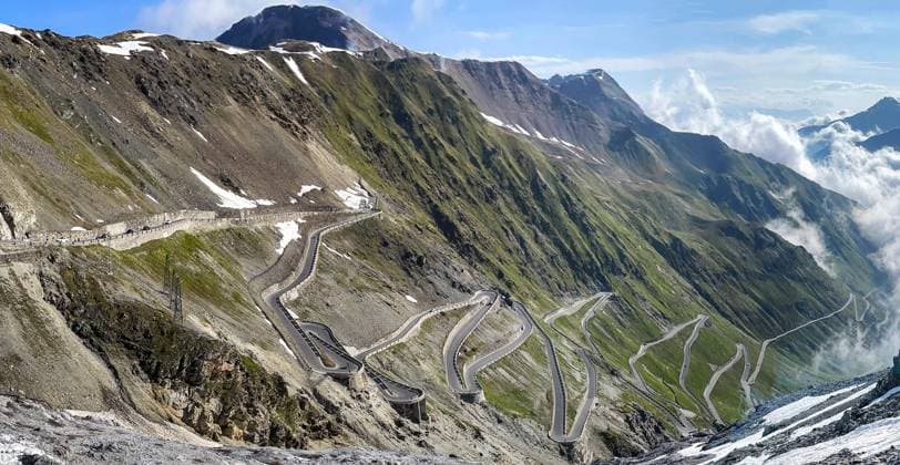  Pamoramafoto Blick auf Nordrampe Auffahrt von Passstraße zu Gebirgspass Alpenpass mit Serpentinen enge Kurven Kehren Stilfser Joch Stilfserjoch Stelvio, Stilfs, Südtirol, Alto Adige, Italien, Europa *** Pamorama photo View at North ramp Driveway from Pass road to Mountain pass Alpine pass with Serpentines Enge Curves sweep Stilfser Yoke Stilfserjoch Stelvio, Stilfs, South Tyrol, Alto Adige, Italy, Europe Copyright: imageBROKER/FrankxSchneider iblfrs09384731.jpg