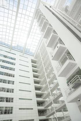 Creative Highlights World Tolle Architektur weißer Innenraum mit Terassen und Treppen, Rathaus, Den Haag, Niederlande, Europa *** Tolle Architecture White Interior with Terraces and Stairs, City Hall, the Hague, Netherlands, Europe Copyright: imageBROKER/ManuelxKamuf iblmlk09424321.jpg