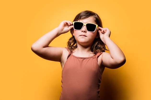 Creative Highlights Symbolbilder MR_ID15115_14223_ArhaneUnzueta.jpg Serious adorable child in stylish sunglasses and swimsuit adjusting sunglasses and looking away against orange background, Model released HodeiUnzueta_ID15115_461254_004 Copyright: xHodeixUnzuetax RECORD DATE NOT STATED MR