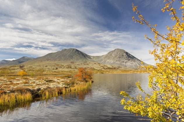 Creative Highlights World Stygghøin, Stygghoin Gebirge im Herbst im Døraldalen, Rondane Nationalpark, Innlandet, Oppland, Norwegen, Europa *** Stygghøin, Stygghoin Mountains at Autumn at Døraldalen, Rondane National Park, Innlandet, Oppland, Norway, Europe Copyright: imageBROKER/alimdix/xArterrax/xSven-ErikxArndt ibltsm09420205.jpg