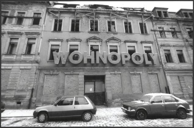 Sachsen, Dresden, historisch, Stadtteile, Dresden Neustadt, Schriftzug Wohnopoly, unbewohntes, sanierungsbedürftiges Wohnhaus, Verfall, Detailaufnahme, 05.01.1995 Jürgen Lösel ! ACHTUNG Aufnahmedatum laut Beschriftung *** Saxony, Dresden, historical, Districts, Dresden New Town, Logo Wohnopoly, uninhabited, Sanierungsbedürftiges Residential, Decay, Detail photo, 05 01 1995 Jürgen Lösel Attention Date of recording according to Lettering Copyright: xSZ JürgenxLöselx 0000010201201389 ! ACHTUNG Aufnahmedatum laut Beschriftung
