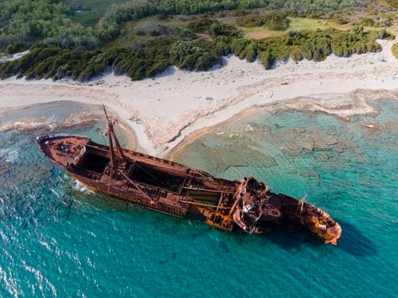 Drohnenaufnahme, Schiffswrack Dimitrios, Glyfada Strand, Selinitsa, Gythio, Githio, Gythion, Mani, Lakonien, Peloponnes, Griechenland, Europa *** Drone shot, Shipwreck Dimitrios, Glyfada Beach, Selinitsa, Gythio, Githio, Gythion, Mani, Laconia, Peloponnese, Greece, Europe Copyright: imageBROKER FraukexScholz ibxsco09422226.jpg