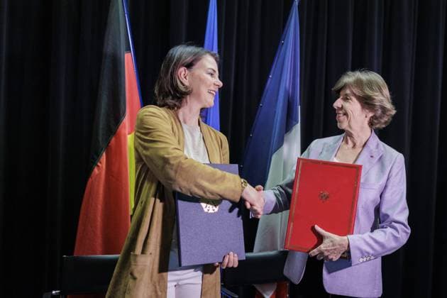 News Bilder des Tages Annalena Baerbock (Buendnis 90 Die Gruenen), Bundesaussenministerin, und Catherine Colonna, Aussenministerin von Frankreich, aufgenommen im Rahmen der gemeinsamen Unterzeichnung des deutsch-franzoesischen Abkommens ueber die grenzueberschreitende Berufsausbildung in Lauterbourg, 21.07.2023. Lauterbourg Deutschland *** Annalena Baerbock Buendnis 90 Die Gruenen , Federal Minister of Foreign Affairs, and Catherine Colonna, Minister of Foreign Affairs of France, taken at the joint signing of the French-German agreement on cross-border vocational training in Lauterbourg, 21 07 2023 Lauterbourg Germany Copyright: xKiraxHofmannx