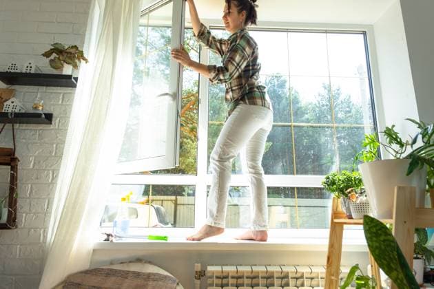 IMAGO Creative: Frühjahrsputz Woman manually washes the window of the house with a rag with spray cleaner and mop inside the interior with white curtains. Restoring order and cleanliness in the spring, cleaning servise Woman manually washes the window of the house with a rag with spray cleaner and mop inside the interior with white curtains. Restoring order and cleanliness in the spring, cleaning servise ,model released, Symbolfoto Copyright: xZoonar.com OlgaxSimonovax 20458869 ,model released, Symbolfoto ,property released