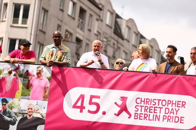News Bilder des Tages Der Regierende Bürgermeister Kai Wegner und Bundestagspräsidentin Bärbel Bas halten eine Ansprache vor dem Beginn der Christopher Street Day Parade 2023 in Berlin am 22. Juli 2023. CSD 2023 in Berlin *** Governing Mayor Kai Wegner and Bundestag President Bärbel Bas give a speech before the start of the Christopher Street Day Parade 2023 in Berlin on 22 July 2023 CSD 2023 in Berlin