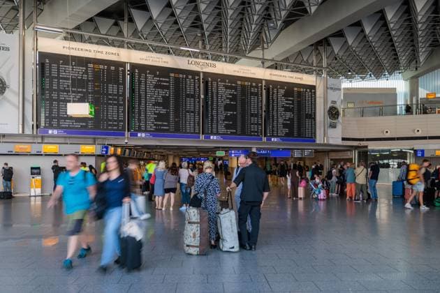 Frankfurt am Main, Flughafen, 22.07.2023, Ferienstart am Frankfurter Flughafen, wartende Flureisende in der Schalterhalle im Terminal 1 Frankfurt am Main Flughafen Frankurt am Main Hessen Deutschland *** Frankfurt am Main, airport, 22 07 2023, vacation start at Frankfurt airport, waiting passengers in the counter hall in terminal 1 Frankfurt am Main airport Frankurt am Main Hesse Germany