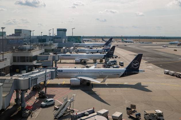 Frankfurt am Main, Flughafen, 22.07.2023, Ferienstart am Frankfurter Flughafen, Flugzeuge der Lufthansa stehen am Gate Frankfurt am Main Flughafen Frankurt am Main Hessen Deutschland *** Frankfurt am Main, airport, 22 07 2023, vacation start at Frankfurt airport, Lufthansa aircraft standing at gate Frankfurt am Main airport Frankurt am Main Hesse Germany