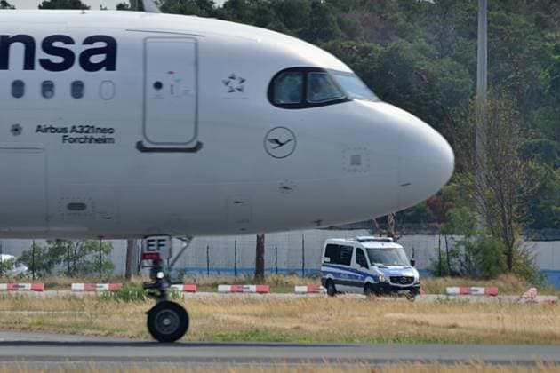 22.7.2023 Flughafensicherheit Besondere Sicherheitsvorkehrungen am Flughafen Frankfurt am Main. Nach vorangegangenen Blockadeaktionen durch die Klimaaktivistengruppe Letzte Generation an Flughäfen in Berlin und München, wurden zum Ferienstart hier die Sicherheitsmaßnahmen verstärkt. Frankfurt am Main Fraport Hessen Deutschland *** 22 7 2023 Airport security Special security measures at Frankfurt Airport Following previous blockade actions by the climate activist group Last Generation at airports in Berlin and Munich, security measures were stepped up here at the start of the vacation season Frankfurt am Main Fraport Hessen Germany