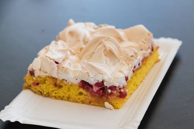 Kuchen mit roten Johannisbeeren und Baiserhaube - Dessert, Nahaufnahme *** Cake with Red Currants and Baiserhaube Dessert, Close-up 1077405046