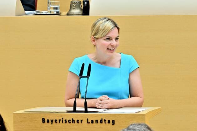 Katharina Schulze , Fraktionsvorsitzende Bündnis 90 Die Grünen. 152.Sitzung des Bayerischen Landtags. Katharina Schulze, Fraktionsvorsitzende der Grünen, am Rednerpult. München Bayern Deutschland *** Katharina Schulze , Parliamentary Group Leader Bündnis 90 Die Grünen 152 Session of the Bavarian State Parliament Katharina Schulze, Parliamentary Group Leader of the Greens, at the lectern Munich Bavaria Germany Copyright: xRolfxPossx
