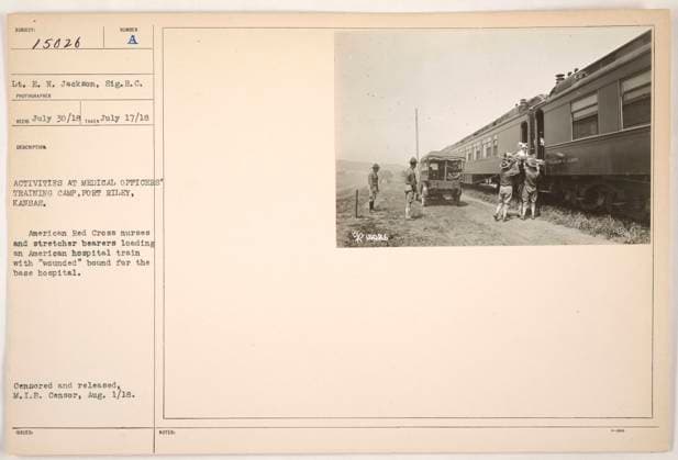 RECORD DATE NOT STATED American Red Cross nurses and stretcher bearers load wounded soldiers onto an American hospital train at the Medical Officers Training Camp in Fort Riley, Kansas. The image was taken on July 17, 1918, during World War I. The photograph was censored and released by the M.I.B censor on August 1, 1918. Copyright: xpiemagsx 1045_55190162 !ACHTUNG AUFNAHMEDATUM GESCHÄTZT!
