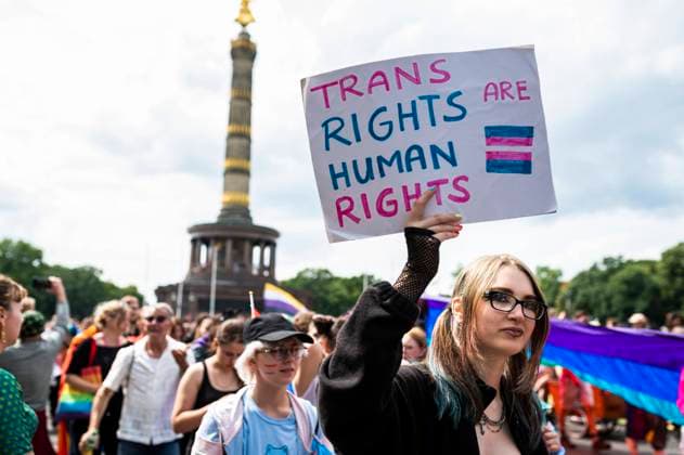 CSD-Parade Berlin 2023 Hunderttausende feierten am 22.07.2023 beim 45. Berliner CSD und setzten ein Zeichen für Toleranz, gleiche Rechte und gegen Ausgrenzung., Berlin Berlin Deutschland Mitte *** Hundreds of thousands celebrated on 22 07 2023 at the 45 Berlin CSD and set a sign for tolerance, equal rights and against exclusion , Berlin Berlin Germany Mitte