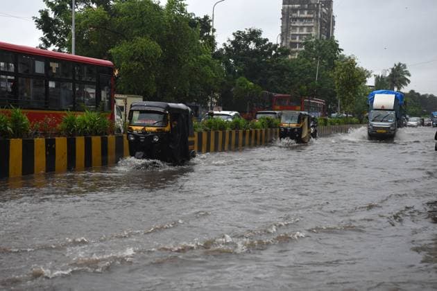 News Bilder des Tages NAVI MUMBAI, INDIA - JULY 19: During Heavy rains water logging at Mafco Market ,Turbhe, on July 19, 2023 in Navi Mumbai, India. (Photo by Bachchan Kumar Hindustan Times ) Heavy Rain Lashes In Mumbai, Traffic Jam And Waterlogged In Several Areas