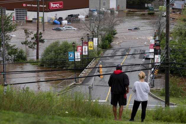 Bilder des Jahres 2023, News 07 Juli News Bilder des Tages July 22, 2023, Halifax, NS, Canada: People stand on a hill surveying cars abandoned in floodwater in a mall parking lot following a major rain event in Halifax on Saturday, July 22, 2023. Halifax Canada  - ZUMAc35_ 20230722_zaf_c35_031 Copyright: xDarrenxCalabresex