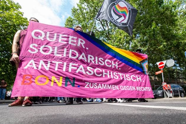 News Bilder des Tages Demo in Bonn gegen Rassismus und Queerfeindlichkeit n Bonn haben am 22.07.2023 Rund 500 Menschen gegen Rassismus und Queerfeindlichkeit demonstriert. Unter dem Motto Queer. Solidarisch. Antifaschistisch. Mehrere Bündnisse aus Bonn, unter anderen: Asta Bonn, Die Linke Bonn, Grüne Jugen Bonn haben zu der Demo Aufgerufen.Erst vor einigen Wochen hatten unbekannte den Regenbogen Zebrastreifen am Bonner Hauptbahnhof mit den Farben der Deutschlandflagge überklebt und Flugblätter mit Fake News verteilt. Bonn Nordrhein-Westfalen Deutschland *** Demo in Bonn against racism and queer hostility n Bonn have demonstrated on 22 07 2023 About 500 people against racism and queer hostility Under the motto Queer Solidarisch Antifaschistisch Several all