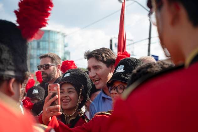 News Bilder des Tages July 22, 2023, Toronto, ONT, CANADA: Prime Minster Justin Trudeau poses for photographs with the marching band at the Fun Philippines Festival in Toronto, on Saturday, July 22, 2023. Toronto CANADA  - ZUMAc35_ 20230722_zaf_c35_059 Copyright: xTijanaxMartinx