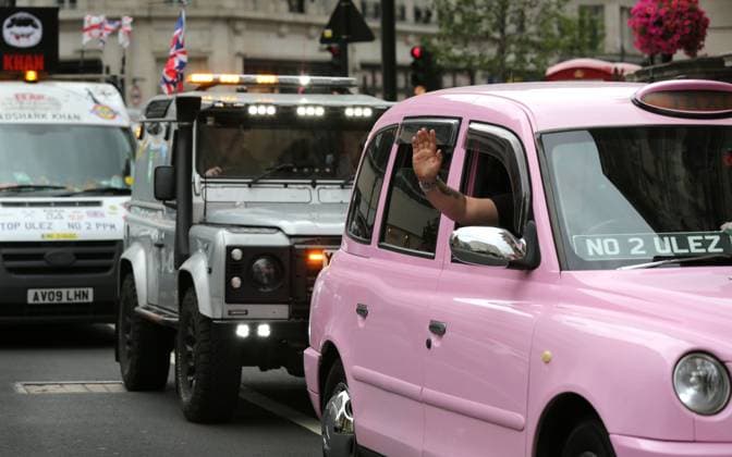 News Bilder des Tages July 22, 2023, London, Greater London, United Kingdom: A convoy of anti-ULEZ vehicles joins the protest outside the BBC. Protesters join together to make it clear to London Mayor Sadiq Khan that he and the extension to the existing Ultra Low Emissions Zone (ULEZ) in London are unwanted. Mayor Khan is extending the zone in August 2023 with a view to improving Greater London™s air quality. London United Kingdom - ZUMAs197 20230722_zaa_s197_132 Copyright: xMartinxPopex