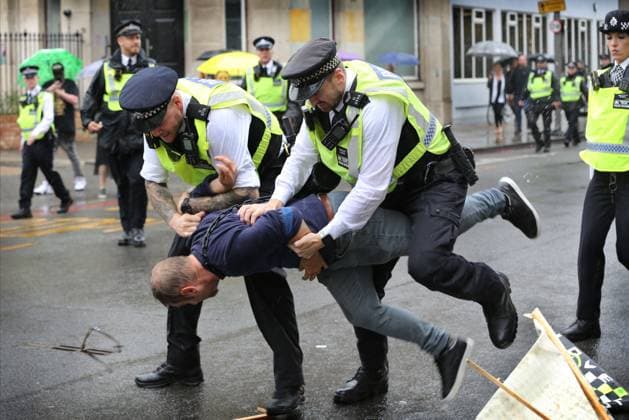 News Bilder des Tages July 22, 2023, London, United Kingdom: Police officers arrest a protester during the demonstration. The freedom protesters feel that many of the government™s policies are taking their freedoms away since covid19 lockdown like the development of 15 minute cities, the introduction of a cashless society, ceding power to the World Health Organisation (WHO) and implementing World Economic Forum (WEF) ideas. London United Kingdom - ZUMAs197 20230722_zaa_s197_163 Copyright: xMartinxPopex