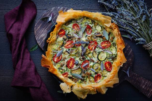 IMAGO Creative: Herbst, Kulinarische Klassiker Delicious vegetarian summer quiche with zucchini Delicious vegetarian summer quiche with zucchini, tomato, mushrooms, sage and lavender with phyllo pastry Copyright: xZoonar.com IngridxBalabanovax 20496795