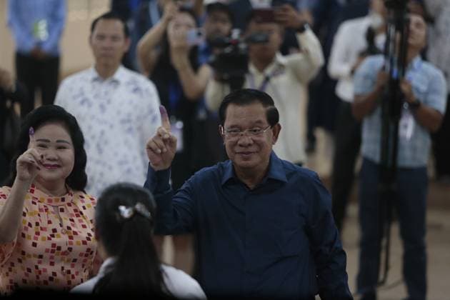 News Bilder des Tages (230723) -- KANDAL, July 23, 2023 -- Cambodian Prime Minister Samdech Techo Hun Sen (C) shows his ink-stained finger after casting his ballot at a polling station in Kandal province, Cambodia, on July 23, 2023. The seventh general election kicked off in Cambodia on Sunday with a total of 18 political parties taking part in the race, a National Election Committee (NEC) spokesman said. (Photo by Xinhua) CAMBODIA-KANDAL-GENERAL ELECTION-KICK OFF Phearum 