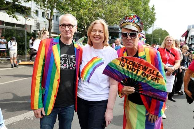 Bärbel Bas bei der 45. Christopher Street Day Parade 2023 unter dem Motto Be their voice - and ours! ...für mehr Empathie und Solidarität! . Startpunkt des CSD 2023 ist auf der Leipziger Straße zwischen Charlottenstraße und Axel-Springer-Straße. Von dort aus geht es über die Leipziger Straße zum Potsdamer Platz, über die Bülowstraße zum Nollendorfplatz und weiter zur Siegessäule. Von dort aus geht es auf der Straße des 17. Juni zum Brandenburger Tor. Berlin, 22.07.2023 *** Bärbel Bas at the 45 Christopher Street Day Parade 2023 under the motto Be their voice and ours for more empathy and solidarity Starting point of the CSD 2023 is on Leipziger Straße between Charlottenstraße and Axel Springer Straße From there it goes via Lei Foto:xB.xDummerx xFuturexImage