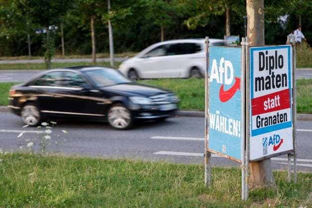 Wahlplakate - Landtagswahl in Bayern 2023 am 20.07.2023 in München Ein Wahlplakat der AfD ( Alternative für Deutschland ) mit der Aufschrift: AfD wählen und Diplomaten statt Granaten Die Liste der Landtagswahlergebnisse in Bayern gibt die Ergebnisse der Wahlen zum Bayerischen Landtag seit 1919 wieder. Grundlage der Landtagswahlen in Bayern sind die Verfassung des Freistaats Bayern vom 14. August 1919 beziehungsweise die Bayerische Verfassung vom 8. Dezember 1946. *** Election posters state election in Bavaria 2023 on 20 07 2023 in Munich An election poster of the AfD Alternative for Germany with the inscription AfD vote and diplomats instead of grenades The list of state election results in Bavaria gives the results of the elections t xMSx