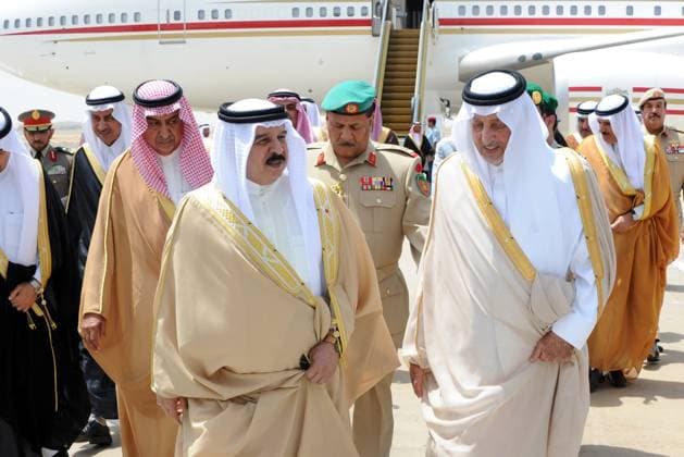 Saudi Crown Prince Nayef Dies - Jeddah King of Bahrain Hamad Bin Issa Al Khalifa (left) received by Saudi Prince Khaled Al Faisal at his arrival in the holy city of Mecca, Saudi Arabia, on June 18, 2012 after funeral of the late Crown Prince Nayef Bin Abdul Aziz Al Saud. Photo by Balkis Press ABACAPRESS.COM Jeddah - Saudi Arabia  Copyright: xBalkisxPress ABACAx 325024_012 BalkisxPress ABACAx 325024_012 