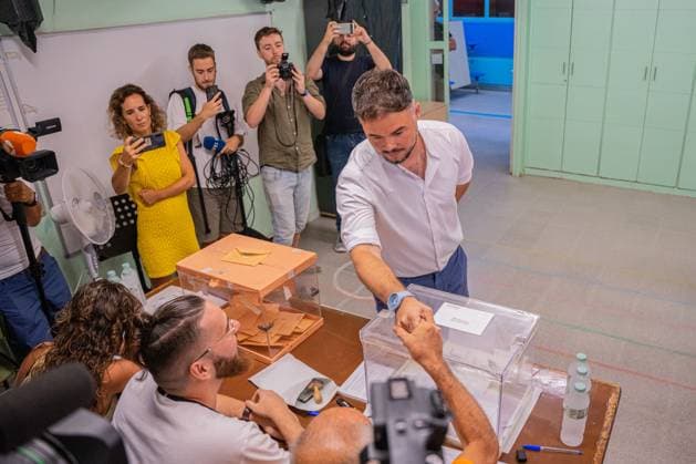 News Bilder des Tages July 23, 2023, Barcelona, Barcelona, Spain: Gabriel RufioÂ¡n, ERC candidate for the presidency of the Government of Spain, exercises his vote in Badalona during the general elections. Barcelona Spain - ZUMAa239 20230723_zip_a239_008 Copyright: xMarcxAsensioxClupesx