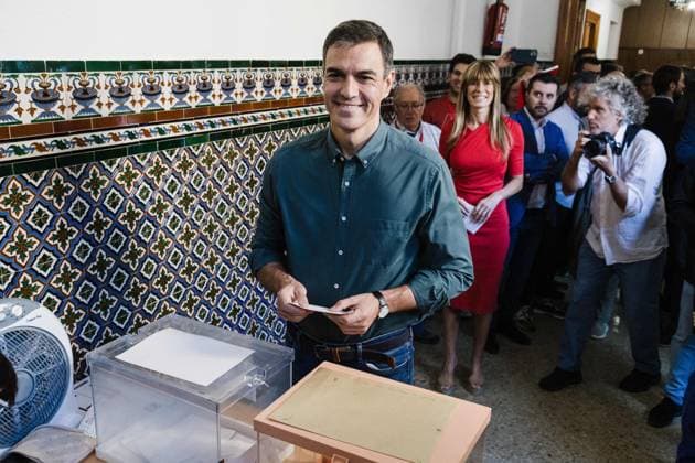 News Bilder des Tages Pedro Sanchez votes for the general elections - Madrid Spain s Prime Minister and PSOE candidate for reelection, Pedro Sanchez, exercises his right to vote for the general elections at the Colegio de Nuestra Senora del Buen Consejo, on July 23, 2023, in Madrid, Spain. Spaniards are called today, July 23, 2023, to elect their representatives for the next four years. At stake are 350 seats in the Congress and 208 in the Senate (since 57 of the 265 senators are appointed by autonomous regions), which will have to elect the next Government. Photo by Carlos Lujan Europa Press ABACAPRESS.COM Madrid Spain  Copyright: xEuropaxPress ABACAx 861648_001 EuropaxPress ABACAx 861648_001 