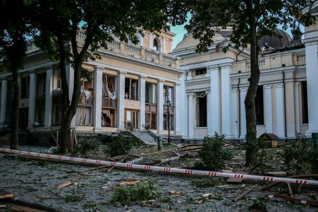 News Bilder des Tages July 23, 2023, Odessa, Ukraine: View of the damaged Spaso-Preobrazhensky Cathedral (Transfiguration Cathedral ) at the Cathedral Square. According to the Operational Command South , the Russian Federation fired in Odessa on the night of July 23, 2023, with 5 types of missiles of all types based: Caliber, Onyx, Kh-22, Iskander-M. The port infrastructure, 6 residential buildings, and the Spaso-Preobrazhensky Cathedral (Transfiguration Cathedral ) were damaged. As of 6 am, 1 dead and 19 wounded are known, including 4 children. Odessa Ukraine - ZUMAs197 20230723_zaa_s197_010 Copyright: xViacheslavxOnyshchenkox