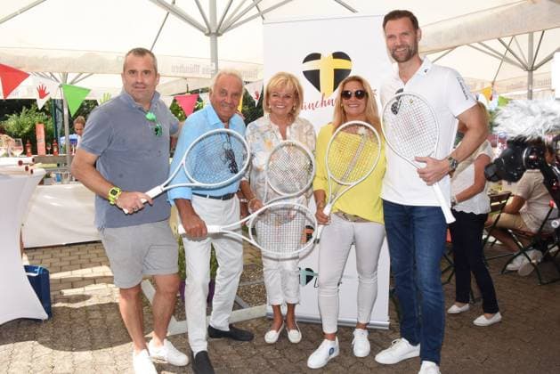 Sebastian Beutelstahl Sportpark Guenther Margot Steinberg Wirt Silja Steinberg Wirtin Organisatoren Marc Autmaring-Wempe GF Oberhaching-Muenchen 23.07.2023 Sportpark Beutelstahl Oberhaching Muenchner Herz 3. Grosses Benefiz Doppelturnier Muenchen